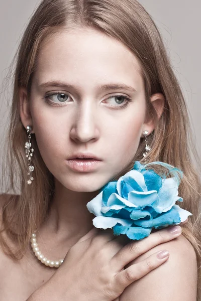 Kendine güvenen kadın mavi bir arka plan