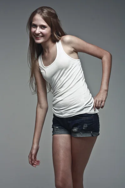 Kendine güvenen kadın mavi bir arka plan