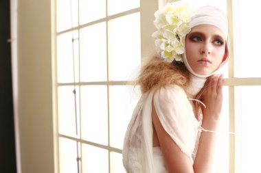 genç, kırılgan kız başını sargılı, bir elbise içinde ayakta hasta