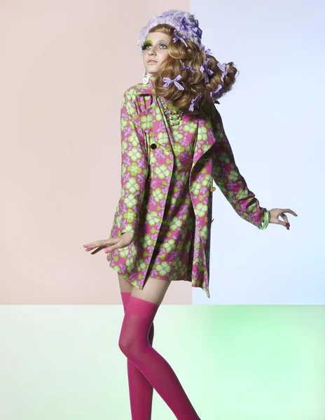 moda, Stil, bir şapka giymiş parlak kalıcı makyaj ile parlak elbiseli kırılgan genç kız