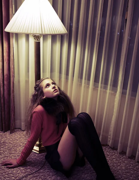 moda, Stil, bir şapka giymiş parlak kalıcı makyaj ile parlak elbiseli kırılgan genç kız