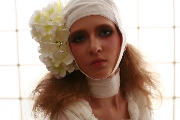 genç, kırılgan kız başını sargılı, bir elbise içinde ayakta hasta