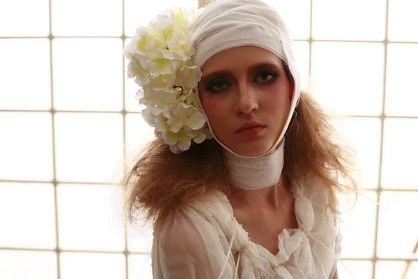 genç, kırılgan kız başını sargılı, bir elbise içinde ayakta hasta