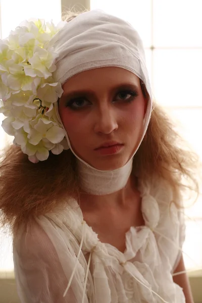 genç, kırılgan kız başını sargılı, bir elbise içinde ayakta hasta