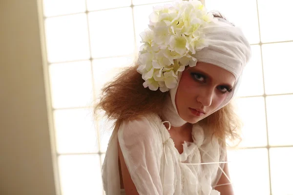 genç, kırılgan kız başını sargılı, bir elbise içinde ayakta hasta