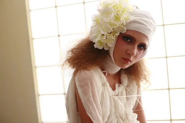 Young, fragile girl standing in a robe with his head bandaged, is ill — Stock Photo, Image