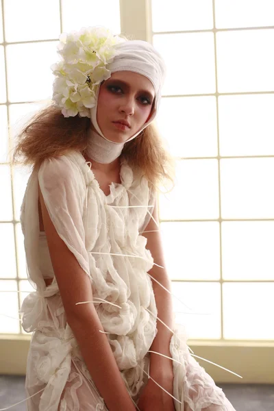 genç, kırılgan kız başını sargılı, bir elbise içinde ayakta hasta