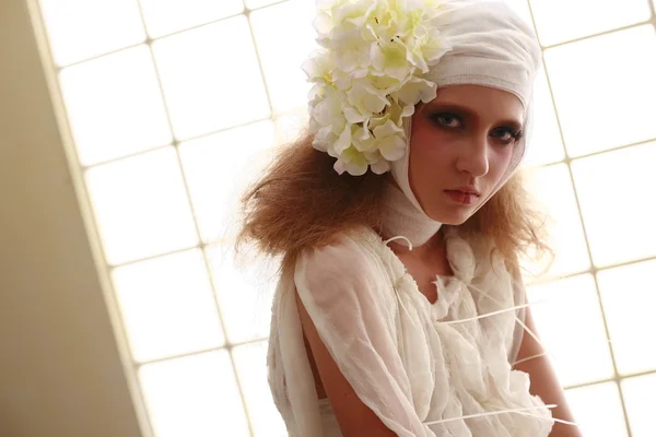 genç, kırılgan kız başını sargılı, bir elbise içinde ayakta hasta