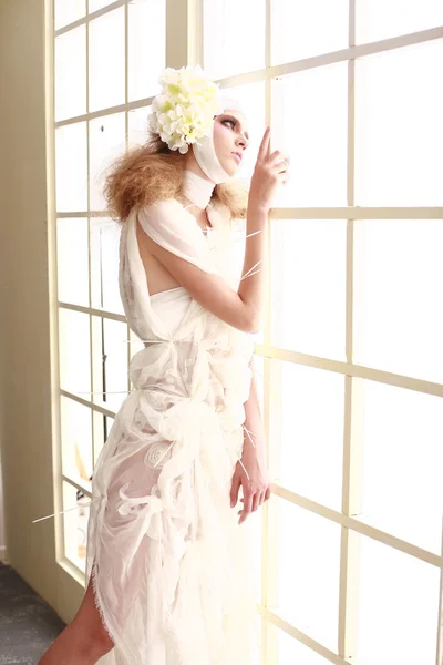 genç, kırılgan kız başını sargılı, bir elbise içinde ayakta hasta