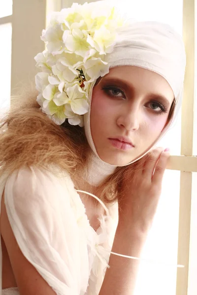 genç, kırılgan kız başını sargılı, bir elbise içinde ayakta hasta