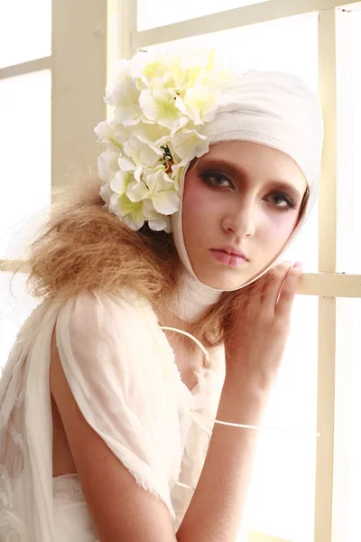 genç, kırılgan kız başını sargılı, bir elbise içinde ayakta hasta