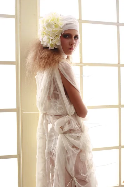 genç, kırılgan kız başını sargılı, bir elbise içinde ayakta hasta