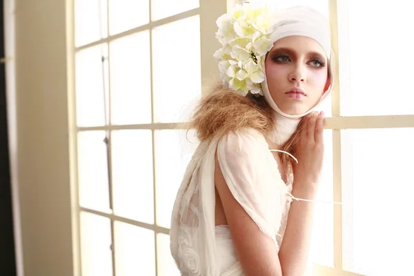 genç, kırılgan kız başını sargılı, bir elbise içinde ayakta hasta