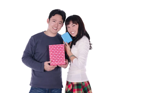 Mladý pár s dárkem — Stock fotografie