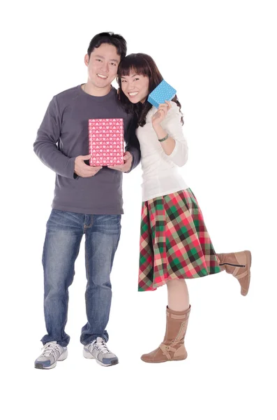 Pareja joven con regalo — Foto de Stock