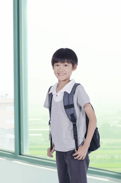 Щасливий студент назад рюкзак йде до школи — стокове фото