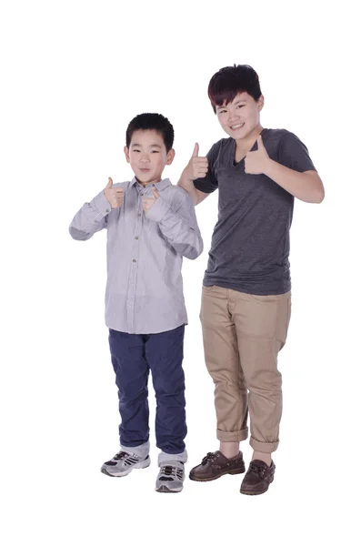 Два подростка показывают большие пальцы на белом фоне — стоковое фото