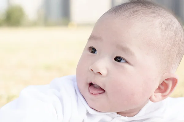 Adorable bébé dans l'espace vert — Photo