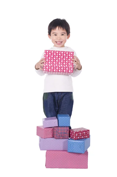 快乐的小男孩收到的礼物 免版税图库照片