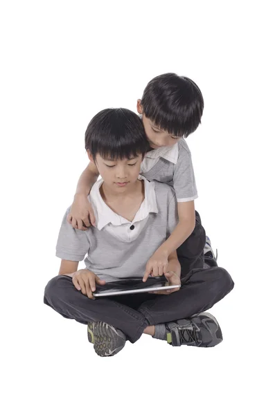 Kinderen met behulp van laptop — Stockfoto