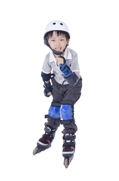 Niño inteligente jugando patines sobre fondo blanco — Foto de Stock