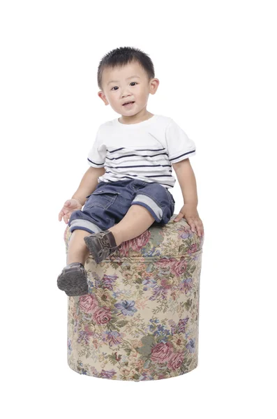 Мальчик, сидящий на стуле — стоковое фото