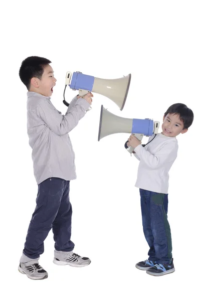 Zwei Kinder brüllen Megafon an — Stockfoto