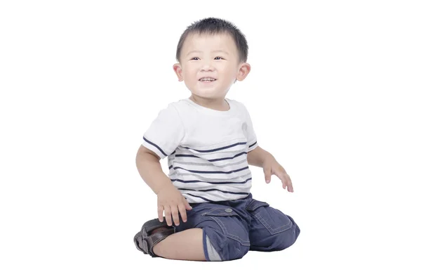 Sorrindo criança sentar no chão sobre fundo branco — Fotografia de Stock