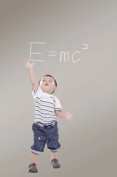 Lindo chico agarrar la relatividad —  Fotos de Stock