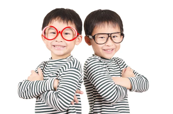 Dois irmãos sorrindo no fundo branco — Fotografia de Stock