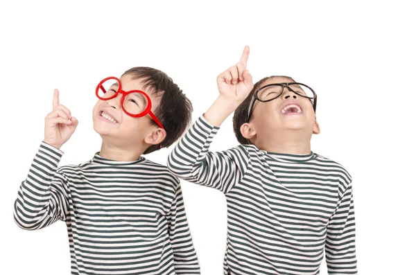 Dos hermanos sonriendo y levantando el dedo —  Fotos de Stock