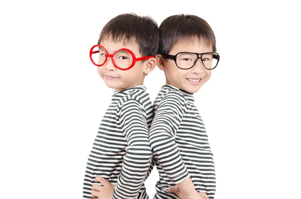 Dos hermanos sonriendo y levantando el dedo — Foto de Stock