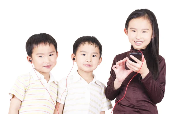 Schattige kinderen luisteren naar muziek — Stockfoto