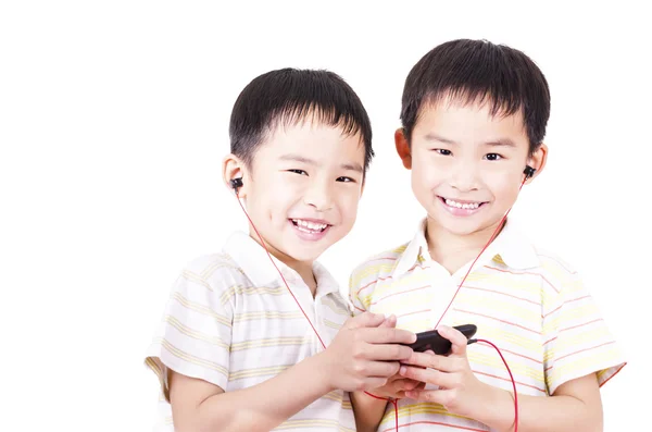 Schattige kinderen luisteren naar muziek — Stockfoto