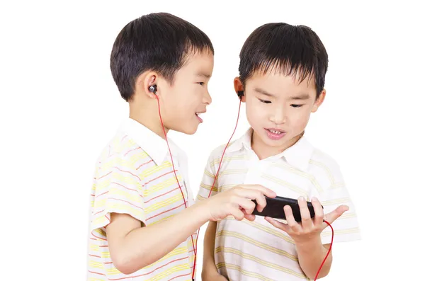 Schattige kinderen luisteren naar muziek — Stockfoto