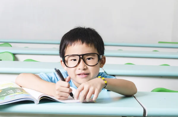 Estudiante inteligente escribiendo su trabajo — Foto de Stock