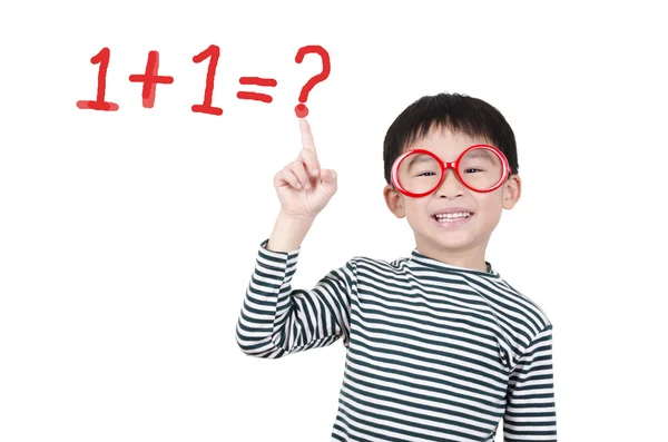 聪明可爱的男孩思考数学问题 — 图库照片