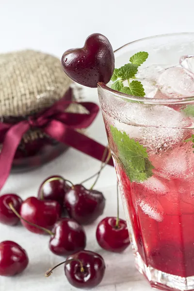 Iced cherry mojito — Stock Photo, Image