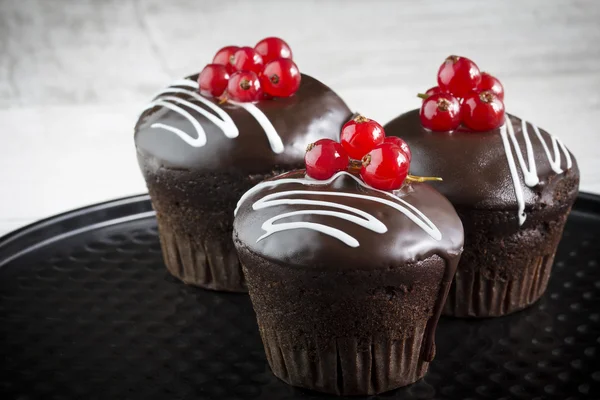 Close-up de muffins de chocolate com groselha vermelha — Fotografia de Stock