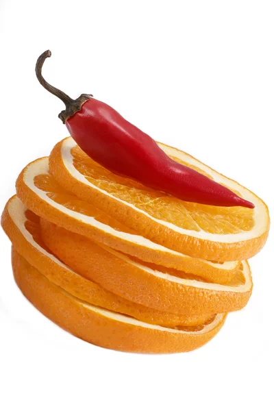 オレンジと分離されたチリ — ストック写真