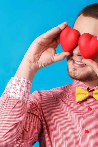 Dia dos Namorados. Sorrindo homem segurando dois corações — Fotografia de Stock