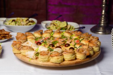 Karides kanepeli ahşap tezgah.