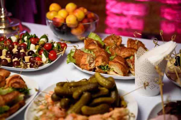 Büfe masasında sandviçler ve kanepeler