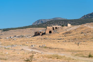 Türkiye, Hierapolis - 22 Eylül 2021. Dağların arkasındaki antik bir taş tiyatro..