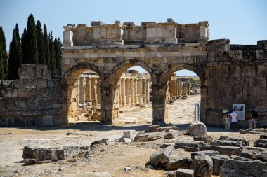 Türkiye, Hierapolis - 22 Eylül 2021. Eski şehrin eski kapısı.
