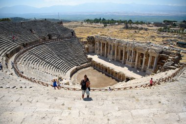 Türkiye, Hierapolis - 22 Eylül 2021. Turistler antik tiyatroya bakarlar