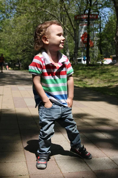 De jongen onder de zon — Stockfoto