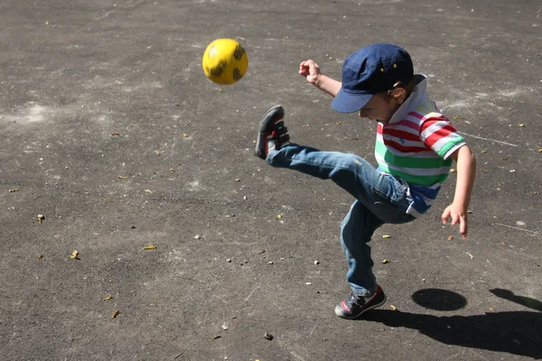 Vrolijke kid en bal — Stockfoto