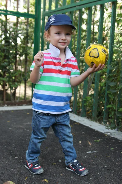 Vrolijke kid en bal — Stockfoto