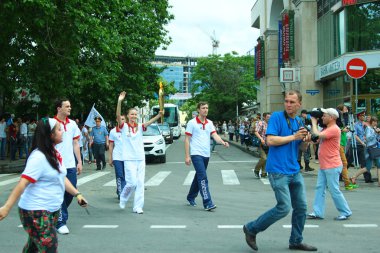 bir meşale ile alayı